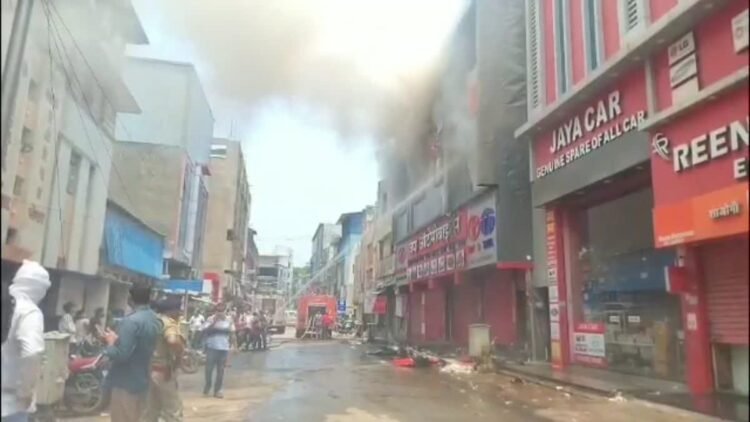 एमजी रोड के ऑटोमोबाइल शोरूम में भीषण आग, तीसरी मंजिल तक पहुंचीं लपटें