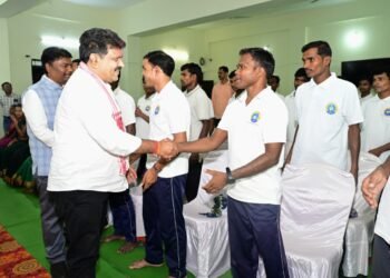 पुनर्वासित युवाओं से मिले उप मुख्यमंत्री विजय शर्मा और वन मंत्री केदार कश्यप