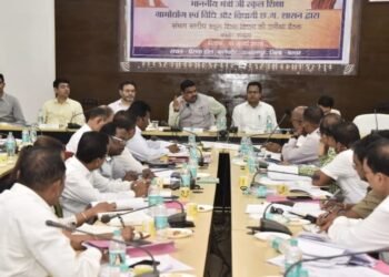 शिक्षा मंत्री गजेंद्र यादव ने बस्तर संभाग की शिक्षा व्यवस्था की समीक्षा की