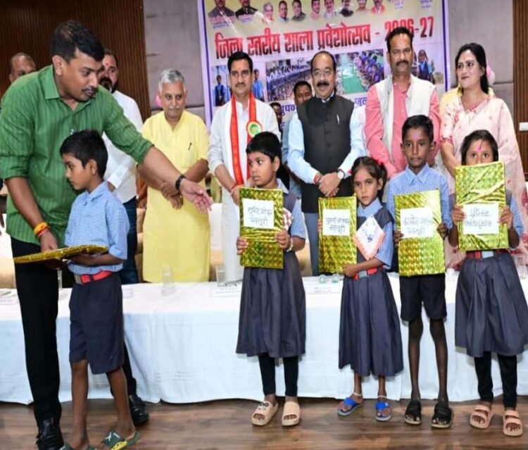 केंद्रीय राज्य मंत्री श्री तोखन साहू और उप मुख्यमंत्री श्री अरुण साव ने नवप्रवेशी बच्चों का तिलक लगाकर किया आत्मीय स्वागत, न्योता भोज में साथ में किया भोजन