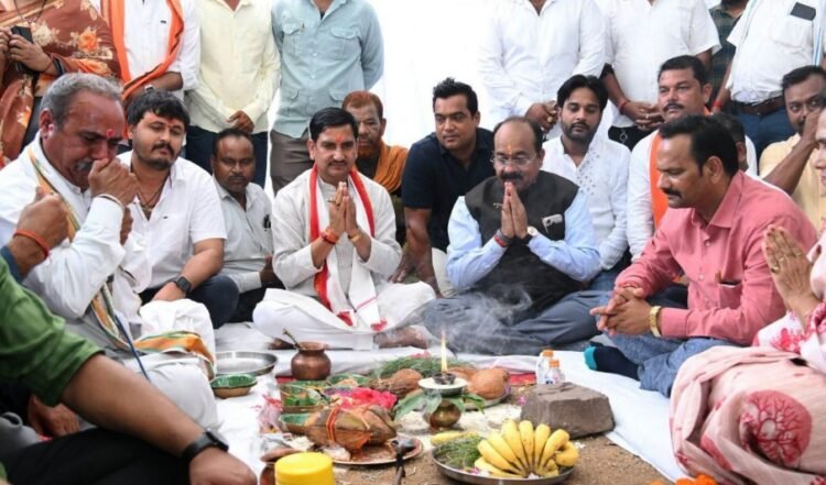 केंद्रीय राज्य मंत्री श्री तोखन साहू और उप मुख्यमंत्री श्री अरुण साव ने 10 करोड़ के कार्यों का किया भूमिपूजन
