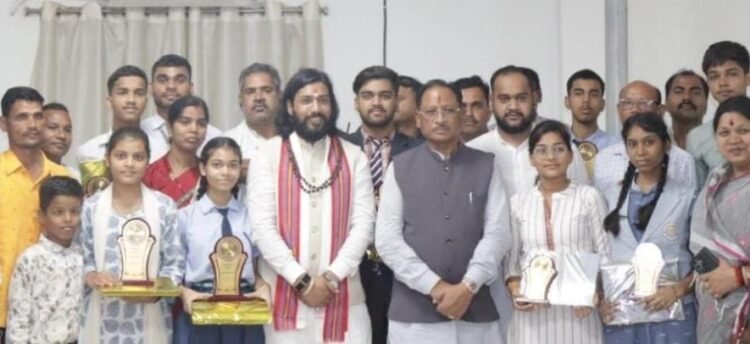 मुख्यमंत्री श्री विष्णुदेव साय ने मेधावी विद्यार्थियों का किया सम्मान