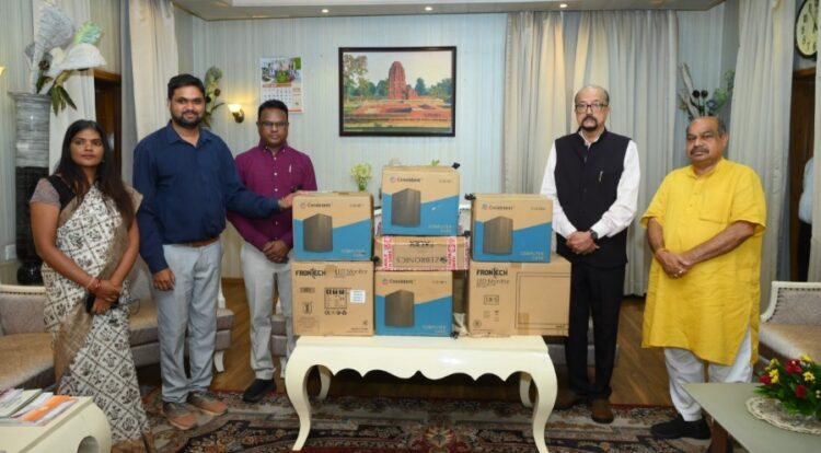 स्वेच्छानुदान मद से सुदूर वनांचल स्थित स्वामी आत्मानंद स्कूल, मांझीगुडा को 10 कंप्यूटर प्रदत्त