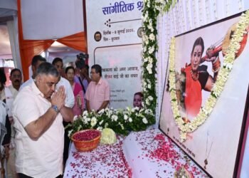 पद्मश्री और राज्य अलंकरण से सम्मानित कलाकारों, साहित्यकारों तथा संस्कृति जगत की विभूतियों ने मुक्तकाश मंच से पद्मविभूषण डॉ. तीजन बाई दी भावभीनी श्रद्धांजलि