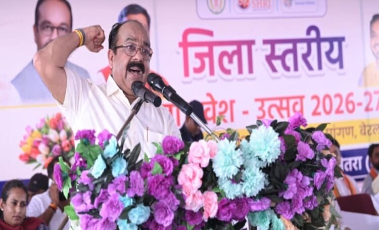 उप मुख्यमंत्री श्री अरुण साव ने शाला प्रवेश उत्सव में बच्चों को तिलक लगाकर कराया शाला प्रवेश