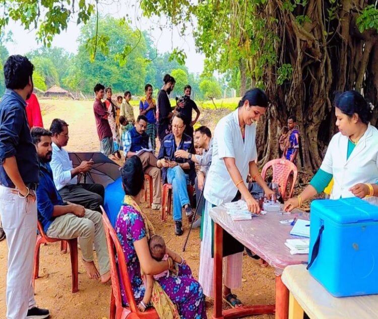 दूरस्थ वनांचल के ग्राम डोडीतुमनार में गूंजी बेहतर स्वास्थ्य सेवाओं की मिसाल