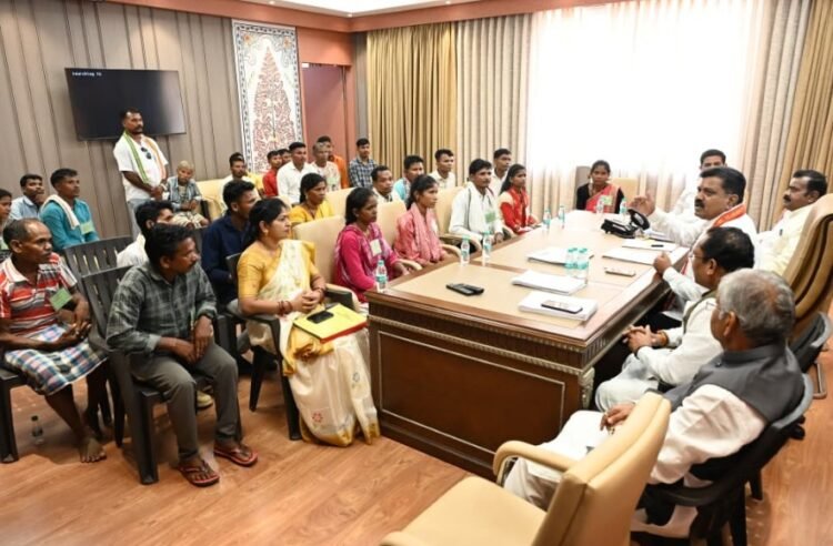 उप मुख्यमंत्री श्री विजय शर्मा ने नक्सल प्रकरणों की वापसी को लेकर बस्तर के युवाओं से की मुलाकात