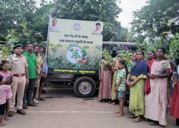 ग्रीन सुकमा की अनूठी पहल- मोबाइल ट्री एटीएम से घर-घर पहुंचाए जा रहे मुफ्त पौधे