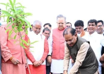 विधानसभा परिसर में ‘एक पेड़ मां के नाम 3.0‘ अभियान के तहत हुआ वृहद पौधरोपण : मुख्यमंत्री श्री विष्णुदेव साय और विधानसभा अध्यक्ष डॉ. रमन सिंह ने लगाया रुद्राक्ष का पौधा