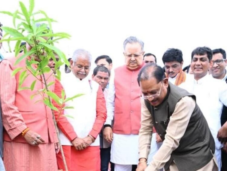 विधानसभा परिसर में ‘एक पेड़ मां के नाम 3.0‘ अभियान के तहत हुआ वृहद पौधरोपण : मुख्यमंत्री श्री विष्णुदेव साय और विधानसभा अध्यक्ष डॉ. रमन सिंह ने लगाया रुद्राक्ष का पौधा