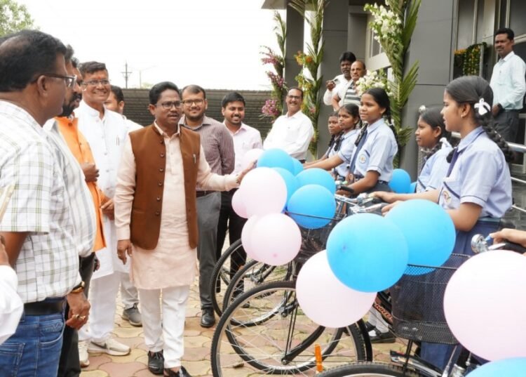 सुकमा के छात्र नीट और आईआईटी में बना रहे पहचान, शिक्षा के क्षेत्र में तेजी से बदल रही जिले की तस्वीर