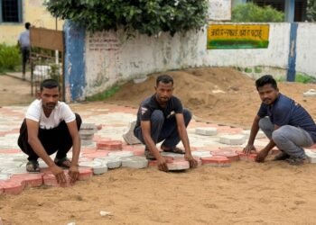 गांव में रोजगार, घर में खुशहाली से बदल रही ग्रामीणों की जिंदगी