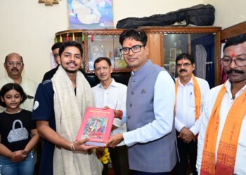 विश्व रिकॉर्ड के साथ जूनियर वर्ल्ड कप में स्वर्ण पदक जीतने वाले दिव्यांशु देवांगन का वित्त मंत्री श्री ओपी चौधरी ने किया सम्मान