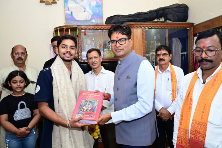 विश्व रिकॉर्ड के साथ जूनियर वर्ल्ड कप में स्वर्ण पदक जीतने वाले दिव्यांशु देवांगन का वित्त मंत्री श्री ओपी चौधरी ने किया सम्मान