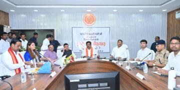उप मुख्यमंत्री और उद्योग मंत्री ने कबीरधाम में विकास कार्यों और जनकल्याणकारी योजनाओं की मैराथन समीक्षा