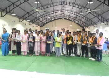 छू लो आसमान के सफल विद्यार्थियों का वन मंत्री श्री केदार कश्यप ने किया सम्मान