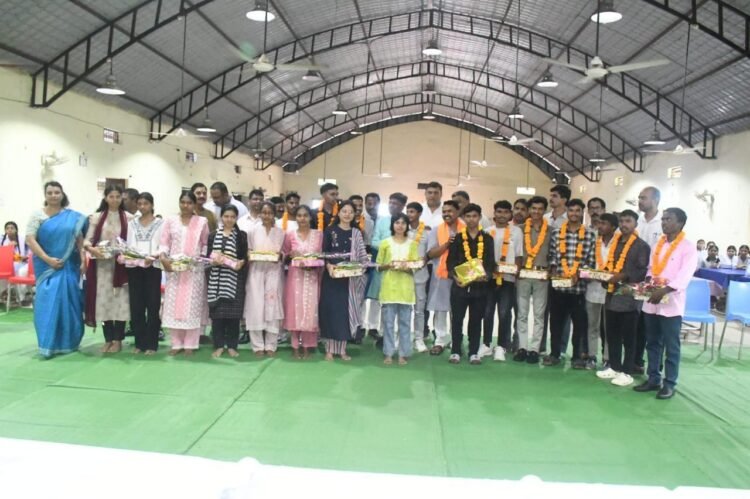 छू लो आसमान के सफल विद्यार्थियों का वन मंत्री श्री केदार कश्यप ने किया सम्मान