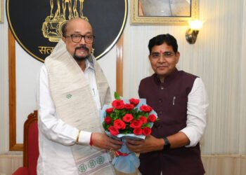 राज्यपाल श्री डेका से उच्च शिक्षा मंत्री श्री वर्मा ने की सौजन्य भेंट