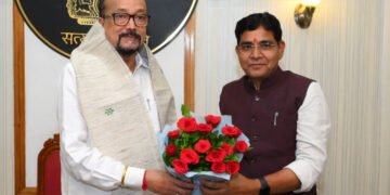 राज्यपाल श्री डेका से उच्च शिक्षा मंत्री श्री वर्मा ने की सौजन्य भेंट