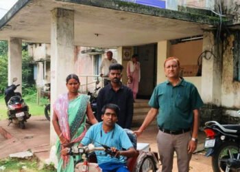 मुख्यमंत्री हेल्पलाइन 1076 बनी दिव्यांगों के लिए सहारा, अजय को मिली मोटराइज्ड ट्रायसाइकिल