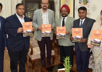 राज्यपाल श्री डेका को प्रमुख लोकायुक्त श्री उबोवेजा ने आयोग का वार्षिक प्रतिवेदन सौंपा