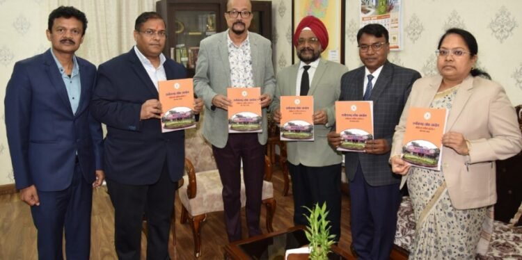 राज्यपाल श्री डेका को प्रमुख लोकायुक्त श्री उबोवेजा ने आयोग का वार्षिक प्रतिवेदन सौंपा