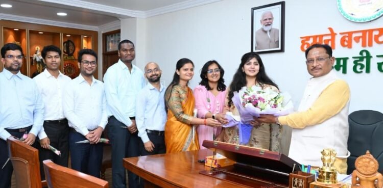 पूरी निष्ठा और सेवा भाव से करें जनसेवा, विकसित छत्तीसगढ़ के निर्माण में निभाएं महत्वपूर्ण भूमिका : मुख्यमंत्री श्री विष्णु देव साय
