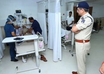 पुलिस कमिश्नर श्री संजीव शुक्ला ने अस्पताल पहुंचकर घायल पुलिस जवानों का जाना हाल