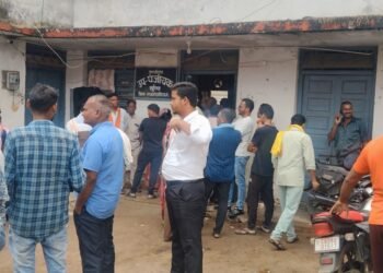 छुरिया पंजीयन कार्यालय में जनता की जेब पर डाका? दस्तावेज़ लेखकों की मनमानी से जमीन खरीदार-बिक्रीकर्ता बेहाल, प्रशासन कब करेगा कार्रवाई