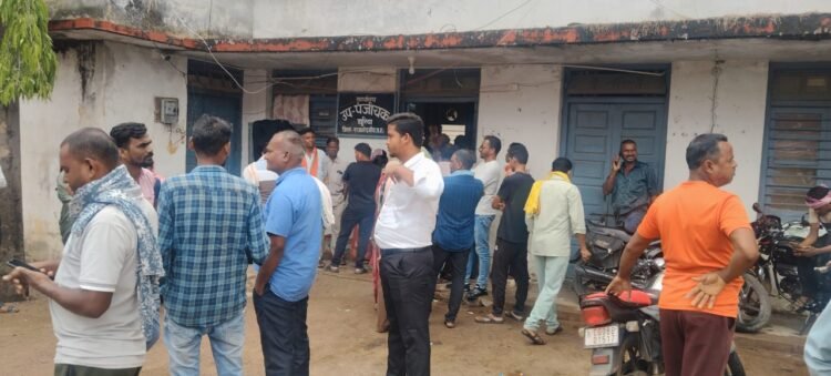छुरिया पंजीयन कार्यालय में जनता की जेब पर डाका? दस्तावेज़ लेखकों की मनमानी से जमीन खरीदार-बिक्रीकर्ता बेहाल, प्रशासन कब करेगा कार्रवाई