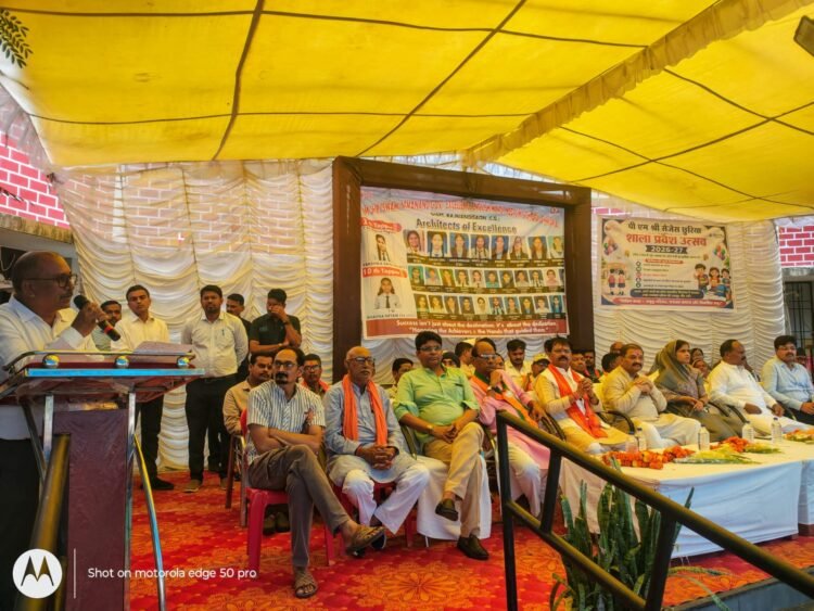 शाला प्रवेशोत्सव में शामिल हुए सांसद संतोष पांडेय, मेधावी विद्यार्थियों का किया सम्मान