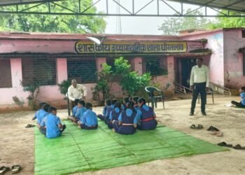 प्रार्थना शेड में पढ़ने को मजबूर मासूम: आखिर कब मिलेगा घोरतलाब के बच्चों को अपना स्कूल भवन