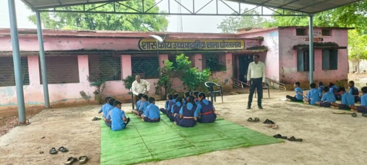 प्रार्थना शेड में पढ़ने को मजबूर मासूम: आखिर कब मिलेगा घोरतलाब के बच्चों को अपना स्कूल भवन