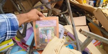 लालूटोला स्कूल में सरकारी पुस्तकें कबाड़ी को बेचने के मामले में बड़ी कार्रवाई, प्रधान पाठक निलंबित