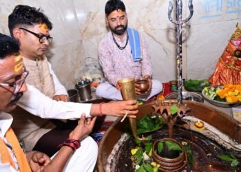 रायगढ़ के वार्ड क्रमांक 9 स्थित मंदिर में वित्त मंत्री श्री ओपी चौधरी ने की भगवान शिव की पूजा-अर्चना
