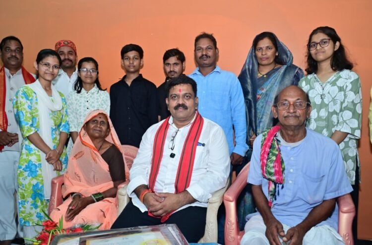 तीन बहनों ने एक साथ पास की नीट परीक्षा, उप मुख्यमंत्री श्री विजय शर्मा ने घर पहुंचकर दी बधाई