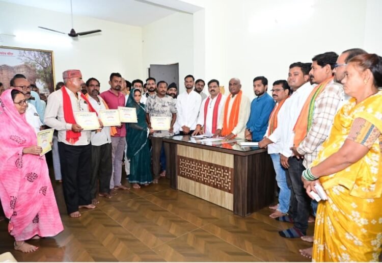 उप मुख्यमंत्री श्री विजय शर्मा ने कवर्धा के हितग्राहियों को सौंपे पीएम आवास योजना शहरी 2.0 के स्वीकृति पत्र