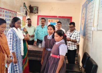 राष्ट्रीय कृमि मुक्ति दिवस पर दंतेवाड़ा के स्कूलों में बच्चों को खिलाई गई कृमिनाशक दवा