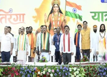मुख्यमंत्री श्री विष्णु देव साय ने हाथ में तिरंगा थामकर किया भव्य तिरंगा यात्रा का नेतृत्व