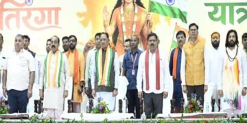 मुख्यमंत्री श्री विष्णु देव साय ने हाथ में तिरंगा थामकर किया भव्य तिरंगा यात्रा का नेतृत्व