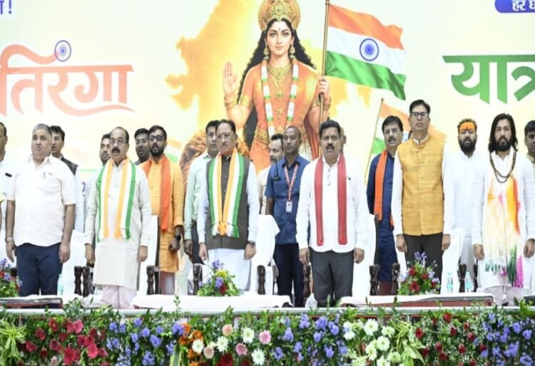 मुख्यमंत्री श्री विष्णु देव साय ने हाथ में तिरंगा थामकर किया भव्य तिरंगा यात्रा का नेतृत्व