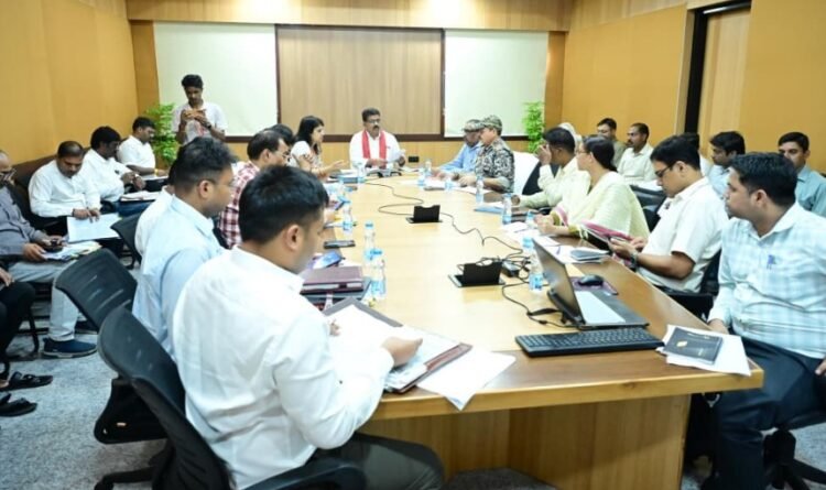 उप मुख्यमंत्री श्री विजय शर्मा ने पुनर्वास एवं नक्सल प्रभावित परिवारों के लिए संचालित योजनाओं की समीक्षा की