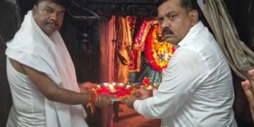 तिरंगा यात्रा के दूसरे दिवस माँ दंतेश्वरी की पूजा-अर्चना कर उप मुख्यमंत्री एवं वन मंत्री ने किया यात्रा का शुभारंभ