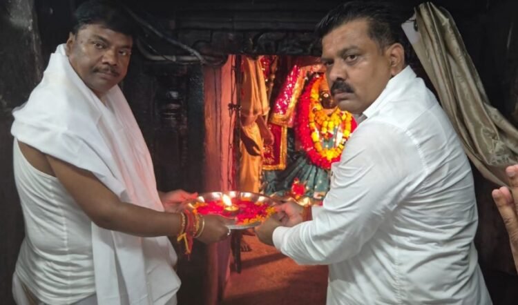तिरंगा यात्रा के दूसरे दिवस माँ दंतेश्वरी की पूजा-अर्चना कर उप मुख्यमंत्री एवं वन मंत्री ने किया यात्रा का शुभारंभ