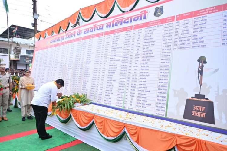श्यामगिरी में शहीद पूर्व विधायक स्व. श्री भीमा मंडावी को उप मुख्यमंत्री श्री विजय शर्मा और वन मंत्री श्री केदार कश्यप ने दी श्रद्धांजलि