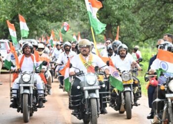 तिरंगा यात्रा के दूसरे दिवस माँ दंतेश्वरी की पूजा-अर्चना कर उप मुख्यमंत्री एवं वन मंत्री ने किया यात्रा का शुभारंभ