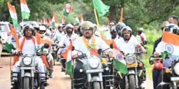 तिरंगा यात्रा के दूसरे दिवस माँ दंतेश्वरी की पूजा-अर्चना कर उप मुख्यमंत्री एवं वन मंत्री ने किया यात्रा का शुभारंभ