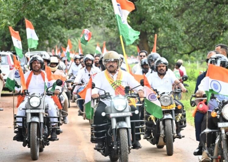 तिरंगा यात्रा के दूसरे दिवस माँ दंतेश्वरी की पूजा-अर्चना कर उप मुख्यमंत्री एवं वन मंत्री ने किया यात्रा का शुभारंभ