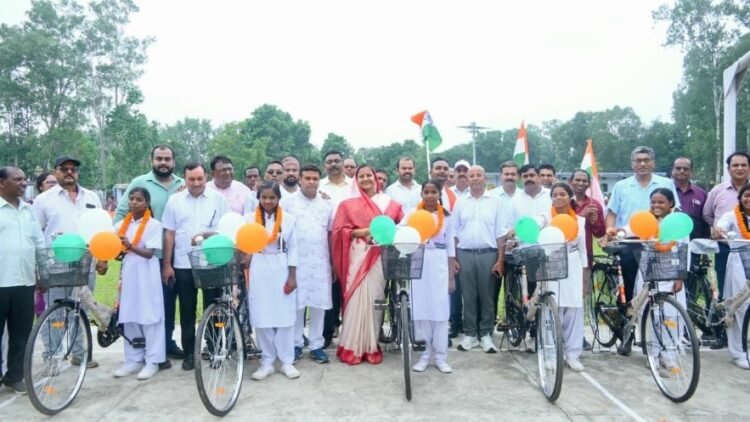 मंत्री श्रीमती लक्ष्मी राजवाड़े ने सरस्वती साइकिल योजना के तहत छात्राओं को बांटी साइकिलें