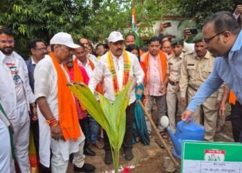 उप मुख्यमंत्री श्री विजय शर्मा और वन मंत्री श्री केदार कश्यप के नेतृत्व में बारसूर पहुंची बाइक तिरंगा यात्रा